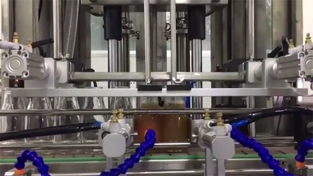 Automatische 2-Düsen-Saftabfüllmaschine