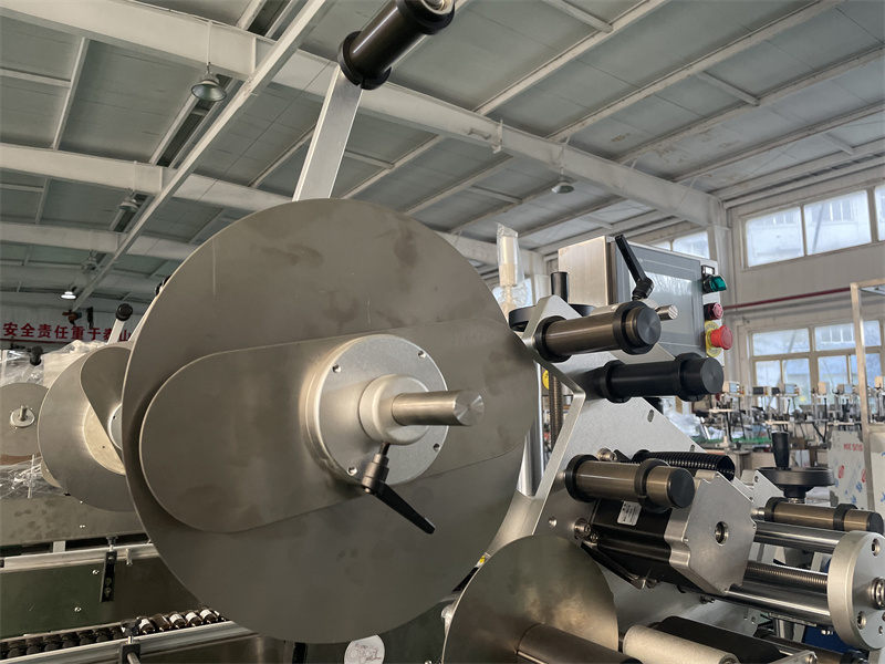 Label roller device