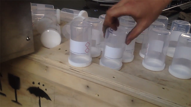 Automatische Etikettiermaschine für Plastikbecher